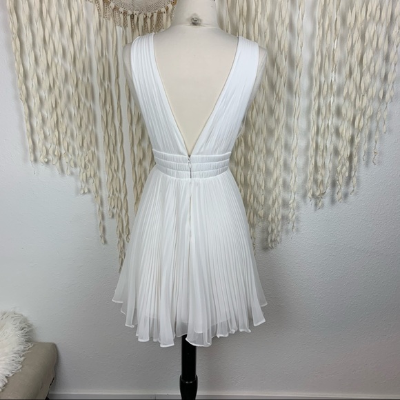 Fame & Partners White Pleated Mini Dress size US/0 - Picture 3 of 10